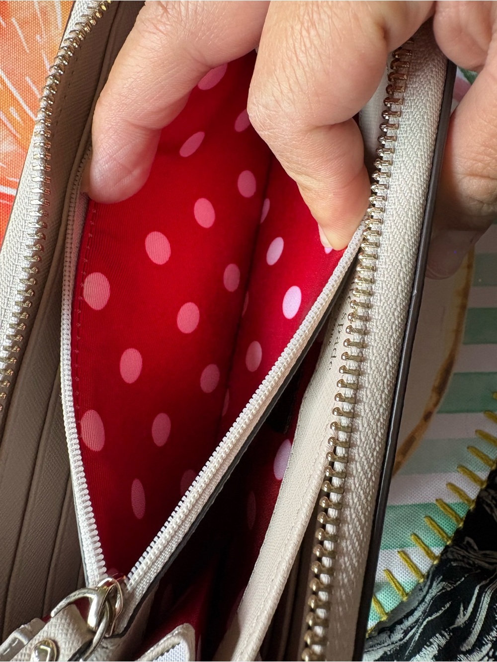 Kate Spade | Zip Around Wallet | Minnie Mouse - Picture 10 of 14